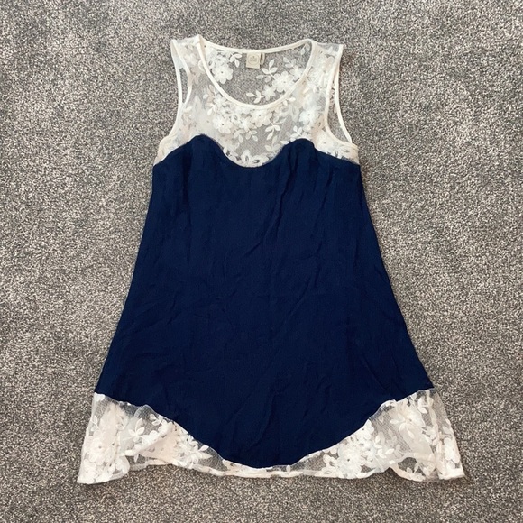🌸 3/$20 Paper Crane blue and white lace top - Picture 1 of 14